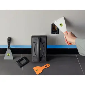 Espátula Flexível 8 cm TRAMONTINA em Aço Carbono com Cabo de Polipropileno.
